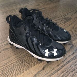 Kids Under Armour cleats. Size 1Y